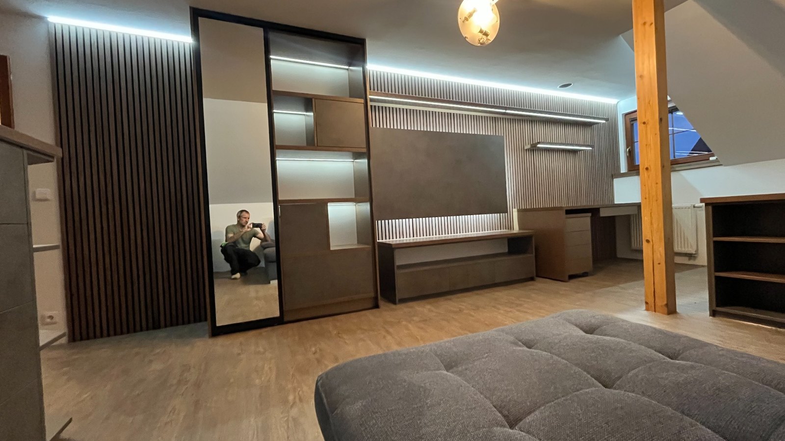 Dřevěné schodiště a interiérový obklad na míru